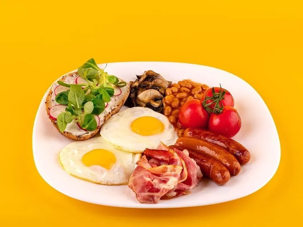 Anglická snídaně - míchaná vejce, slanina, klobásky, fazole a rajčata