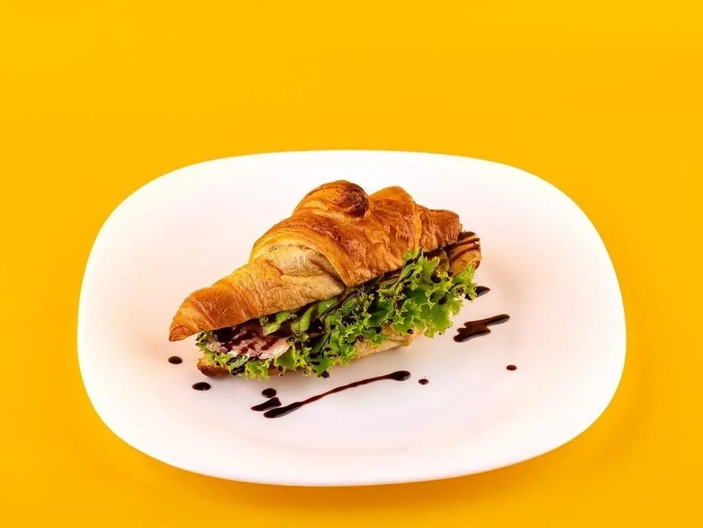 Croissant se šunkou a salátem