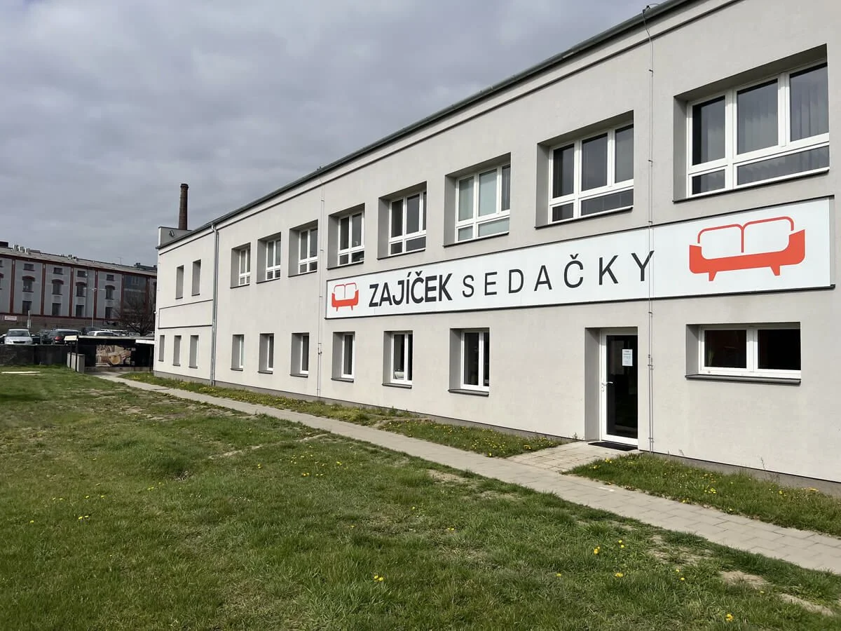 Budova prodejny v Opavě s nápisem Zajíček sedačky na fasádě
