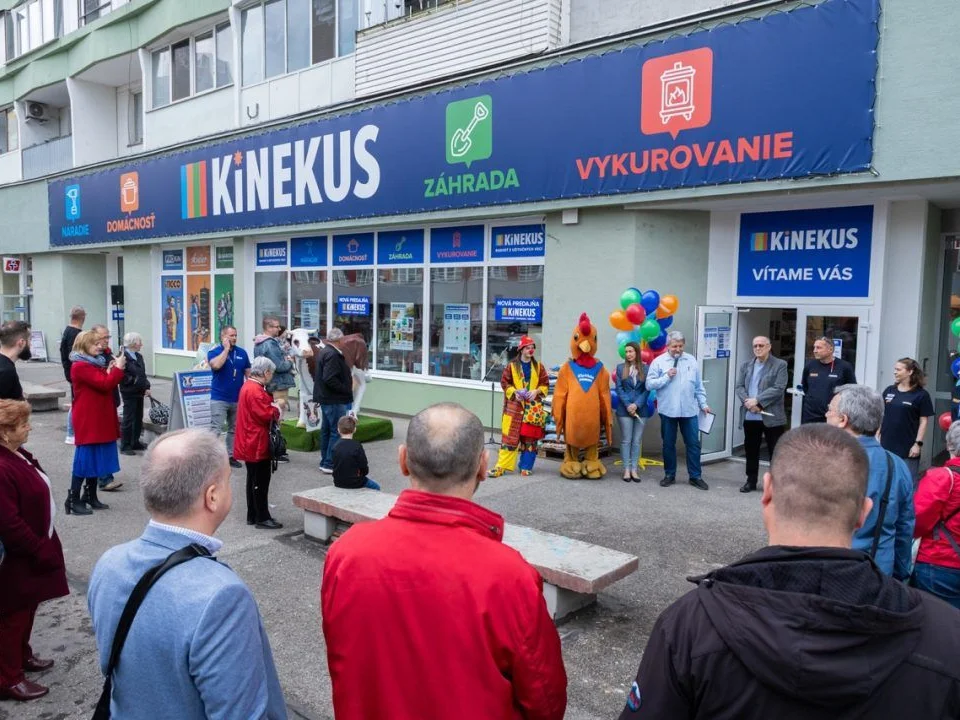 Otevření prodejny v bratislavské Petržalce v přízemí bytového domu