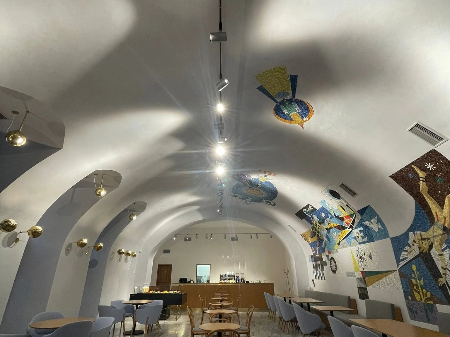 Pražský hrad - klenutý sál kavárny s mozaikou na stěně