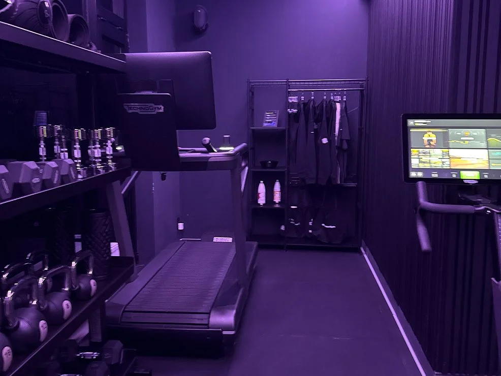 Soukromá posilovna BetterGym s vybavením Technogym a fialovým osvětlením