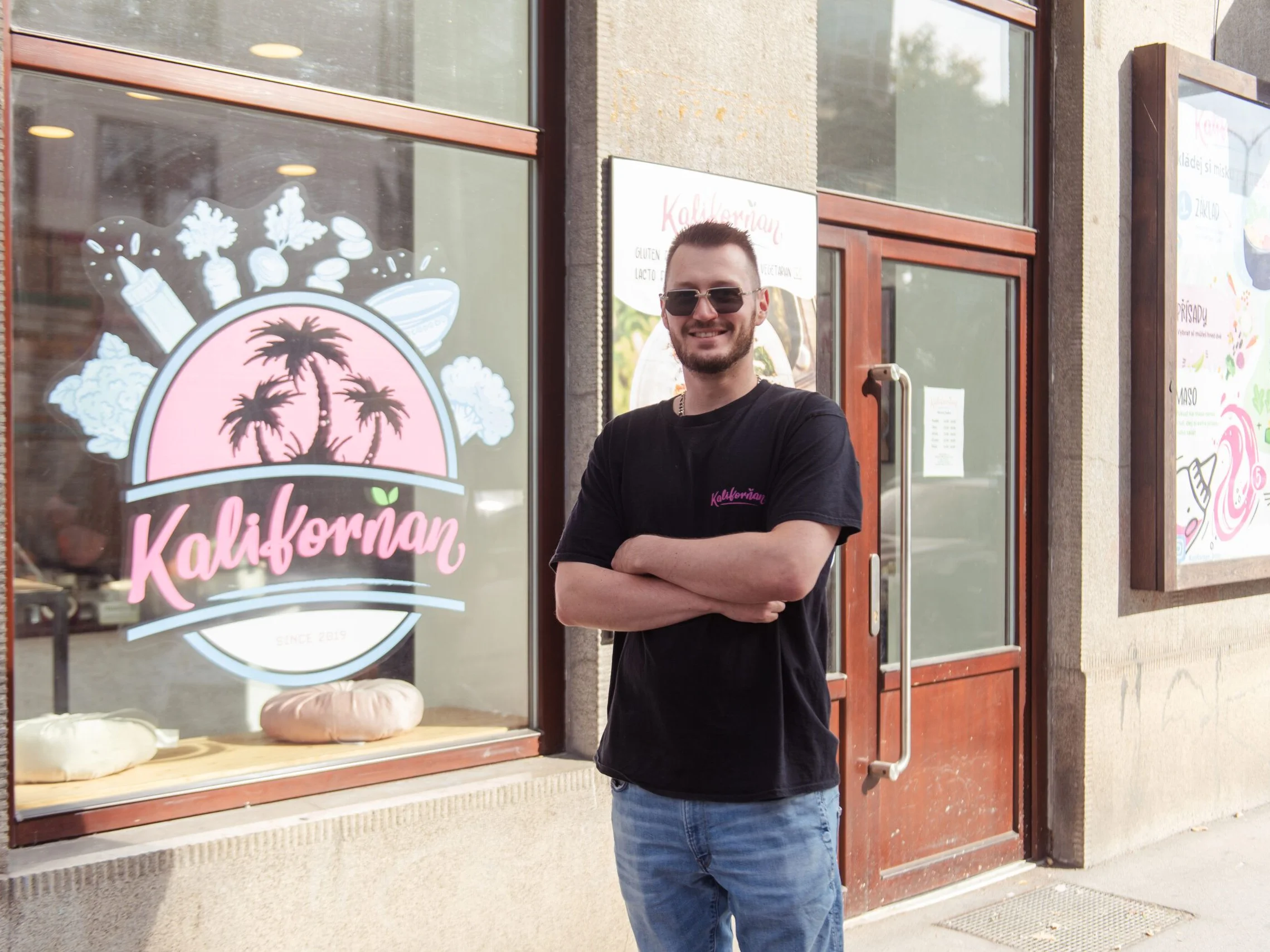 Výloha prodejny Kaliforňan s logem a jídelním lístkem