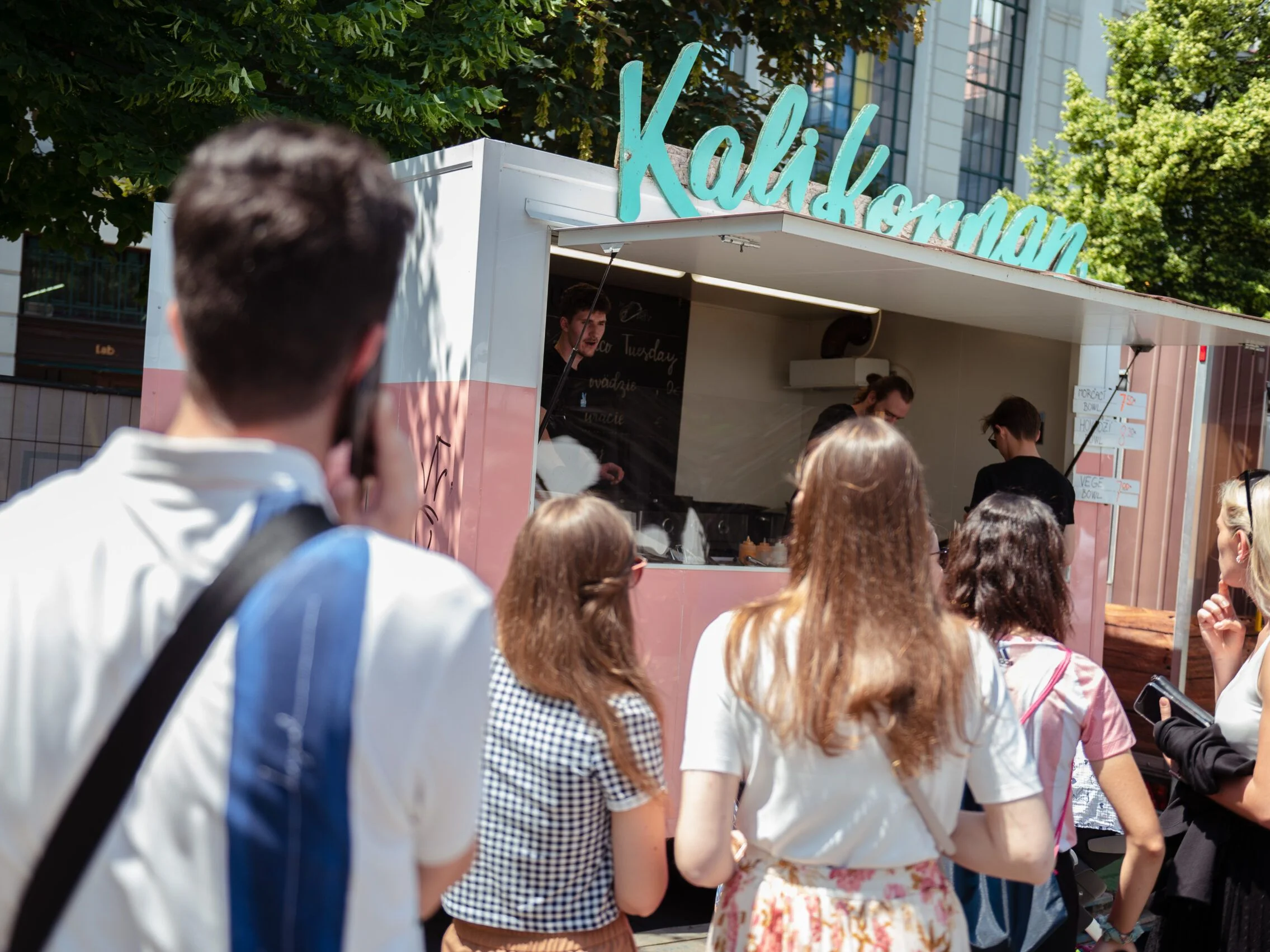 Food truck Kaliforňan s frontou zákazníků