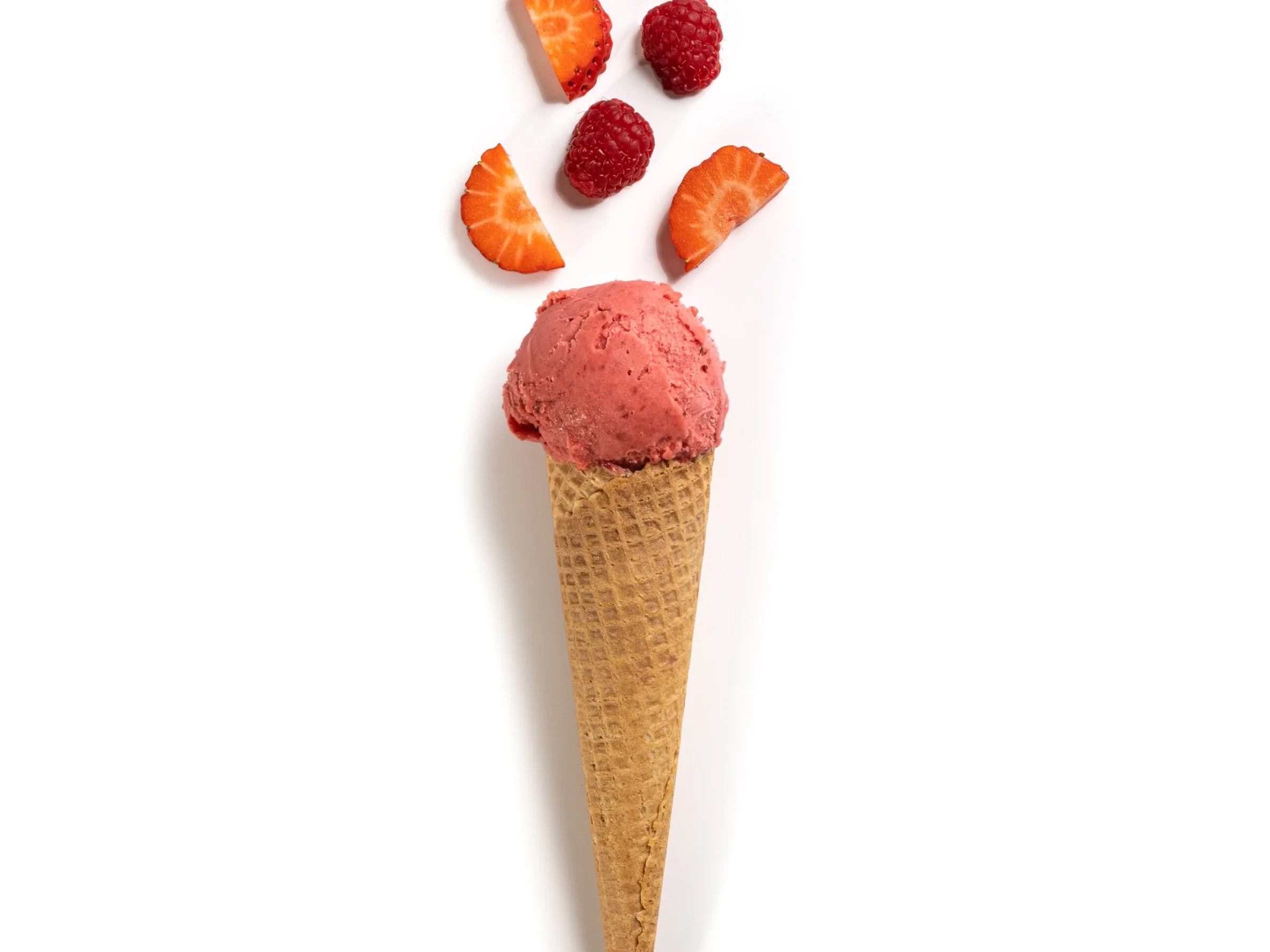 Ovocný sorbet v kornoutu s malinami a jahodami