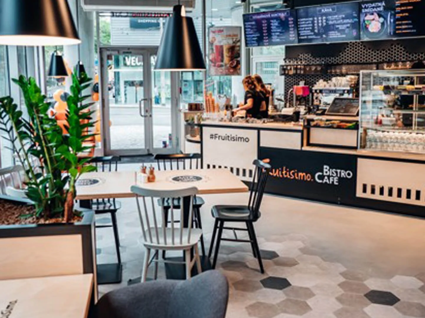 Interiér Bistro Café na Radlické s barem a menuboardy