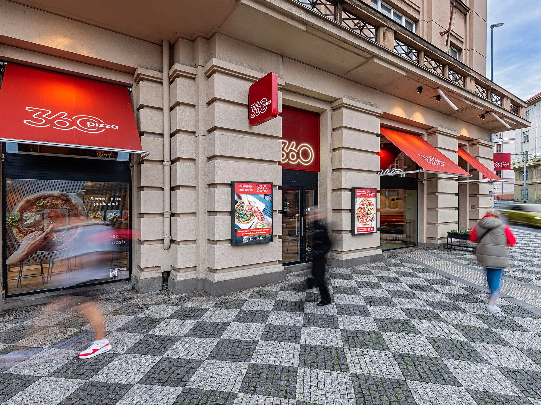 Praha 6, Vítězné náměstí - pobočka Na Kulaťáku s červenými markýzami