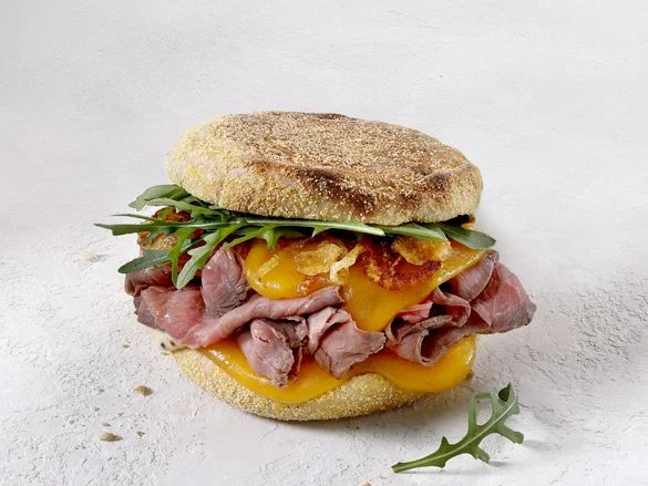 Snídaně: Roastbeef & Cheddar - grilovaná cibulka, rukola, hořčičný dresink
