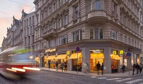 Nárožní pobočka s markýzami na pražské třídě