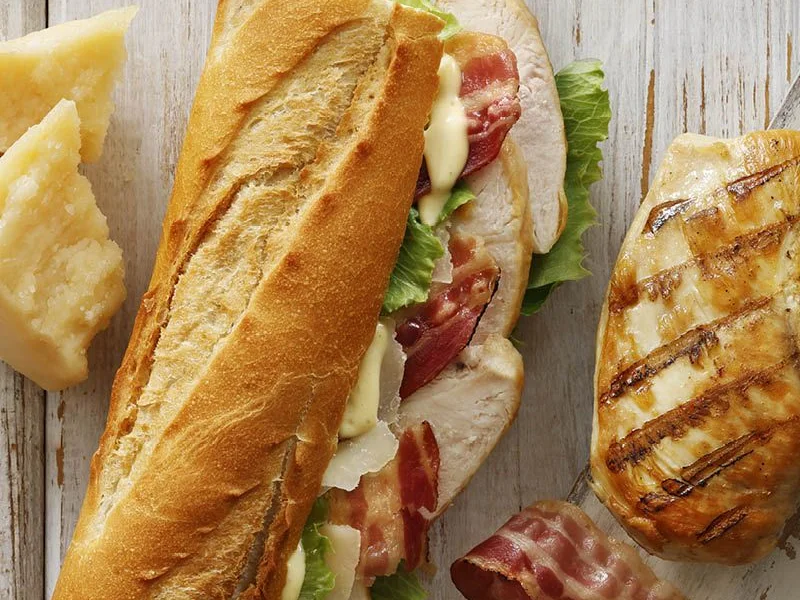 Bageta Caesar - kuřecí steaky, parmezán, salát, slanina, caesar dresink