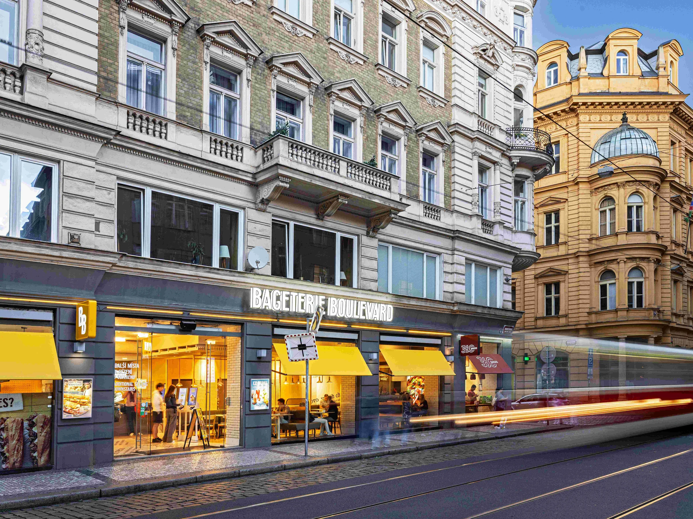 Vodičkova, Praha 1 - high street s markýzami