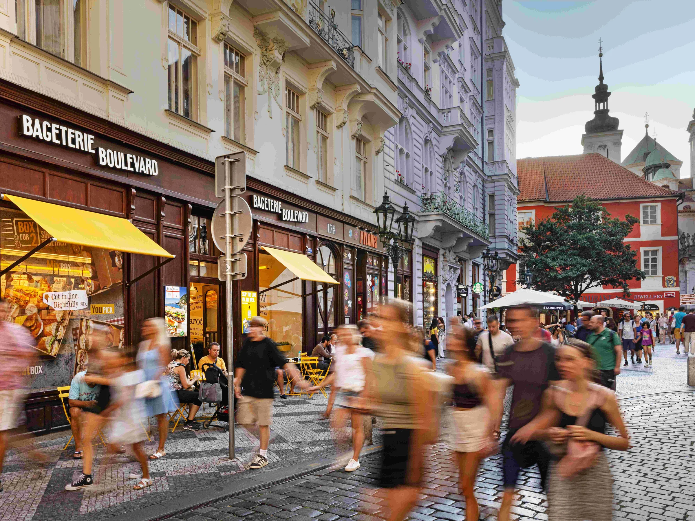 Karlova, Praha 1 - high street s předzahrádkou v turistické zóně
