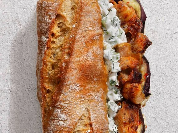Chef menu: Bageta Gyros - vepřový gyros, tzatziki, grilovaný lilek, Tyrosalata