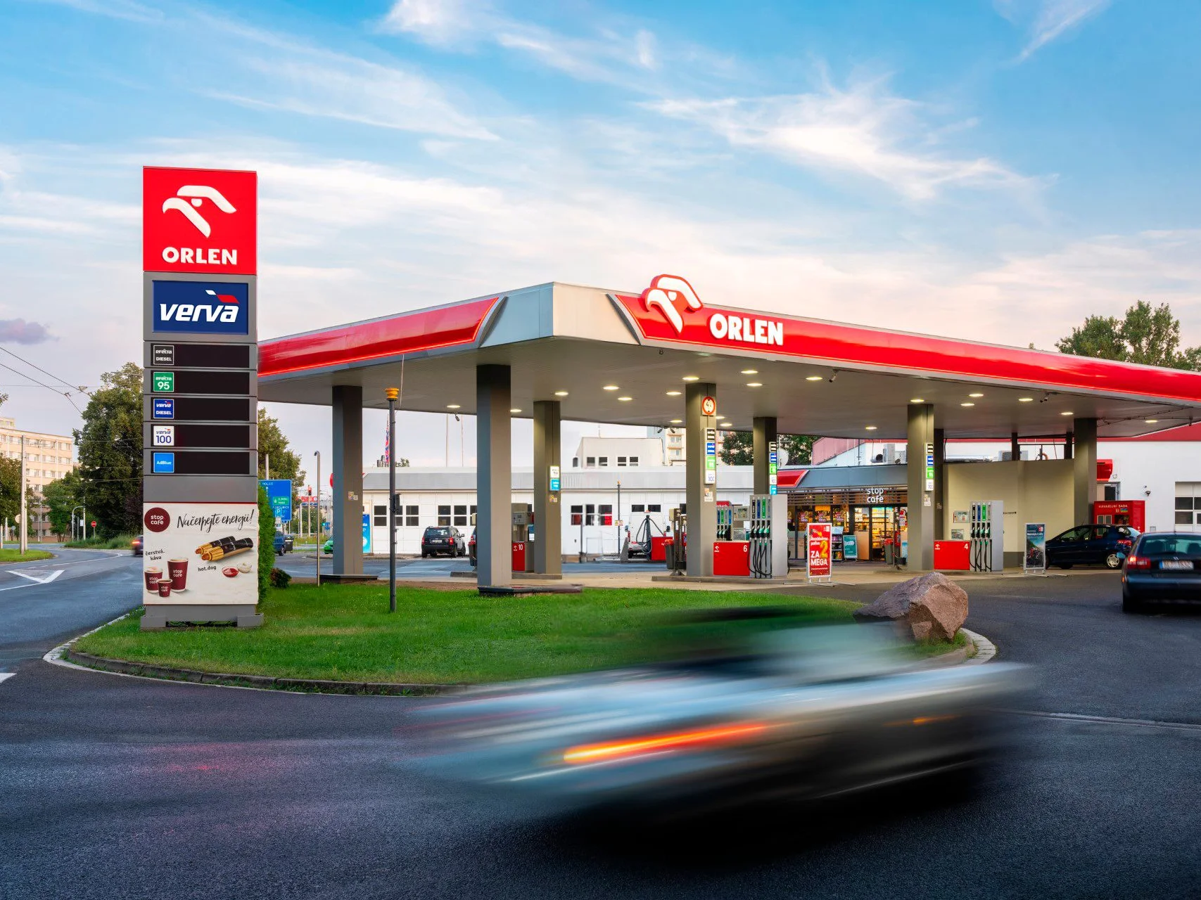 Čerpací stanice ORLEN s cenovým stožárem a kavárnou Stop Café
