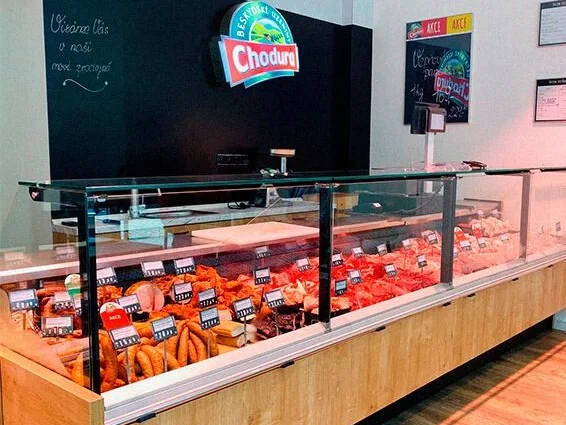 Plzeň, Zbrojnická 3 - obslužný pult s uzeninami a masem