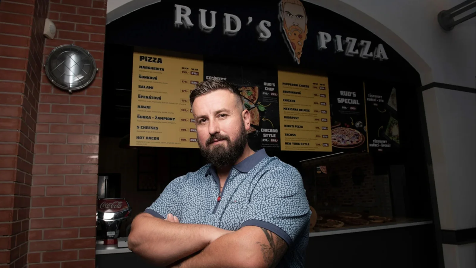 Zakladatel Rudi Kolndrekaj u výdejního pultu pobočky