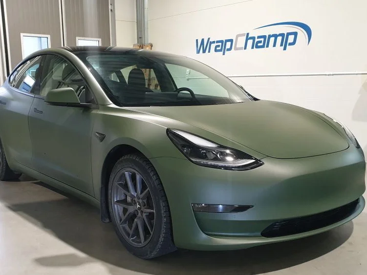 Celopolep Tesly Model 3 matně zelenou fólií ve studiu WrapChamp
