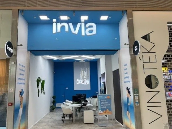 Pobočka Invia v nákupním centru, pohled od vstupu