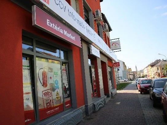 Pobočka Extéria Market s výlohou a značením