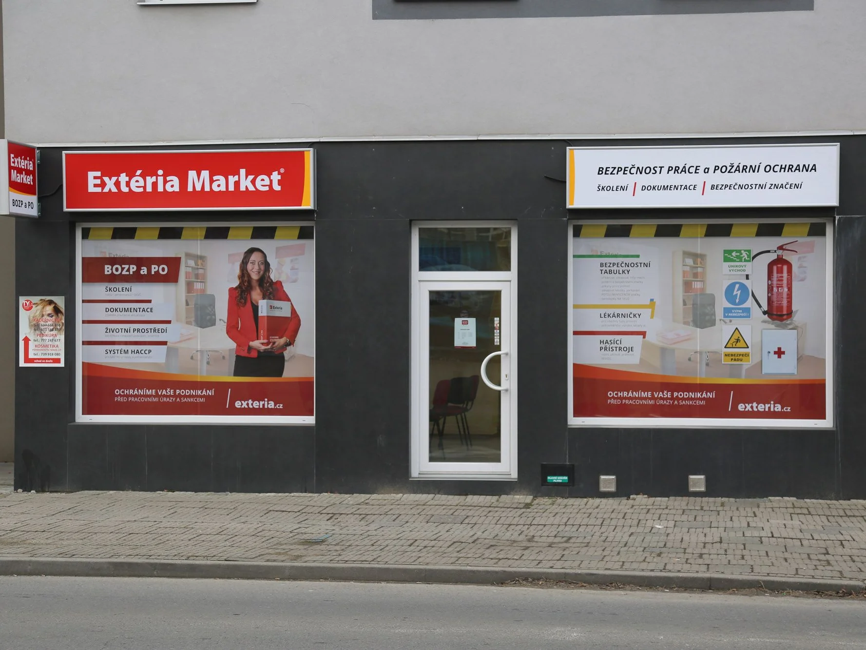 Vstup do pobočky Extéria Market se zaskleným výlohami