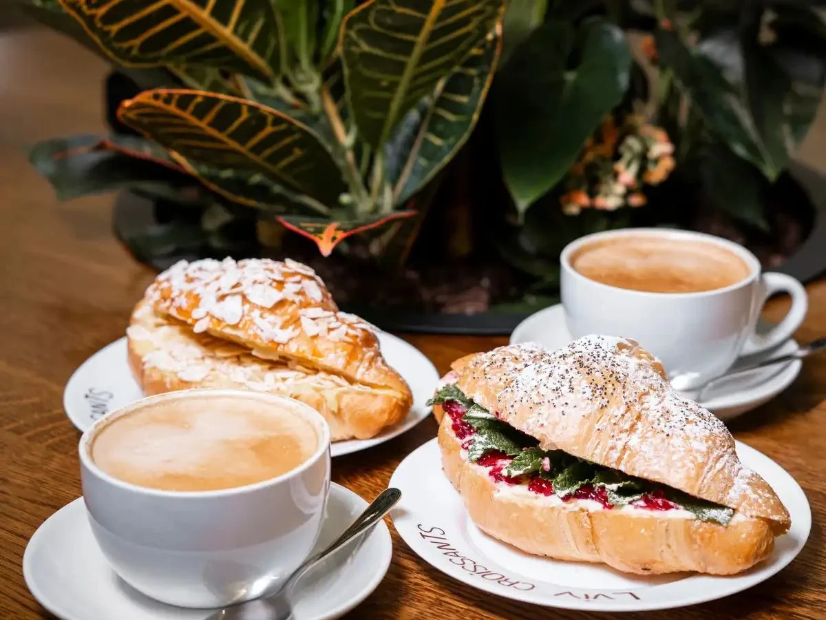 Sladké plněné croissanty s kávou