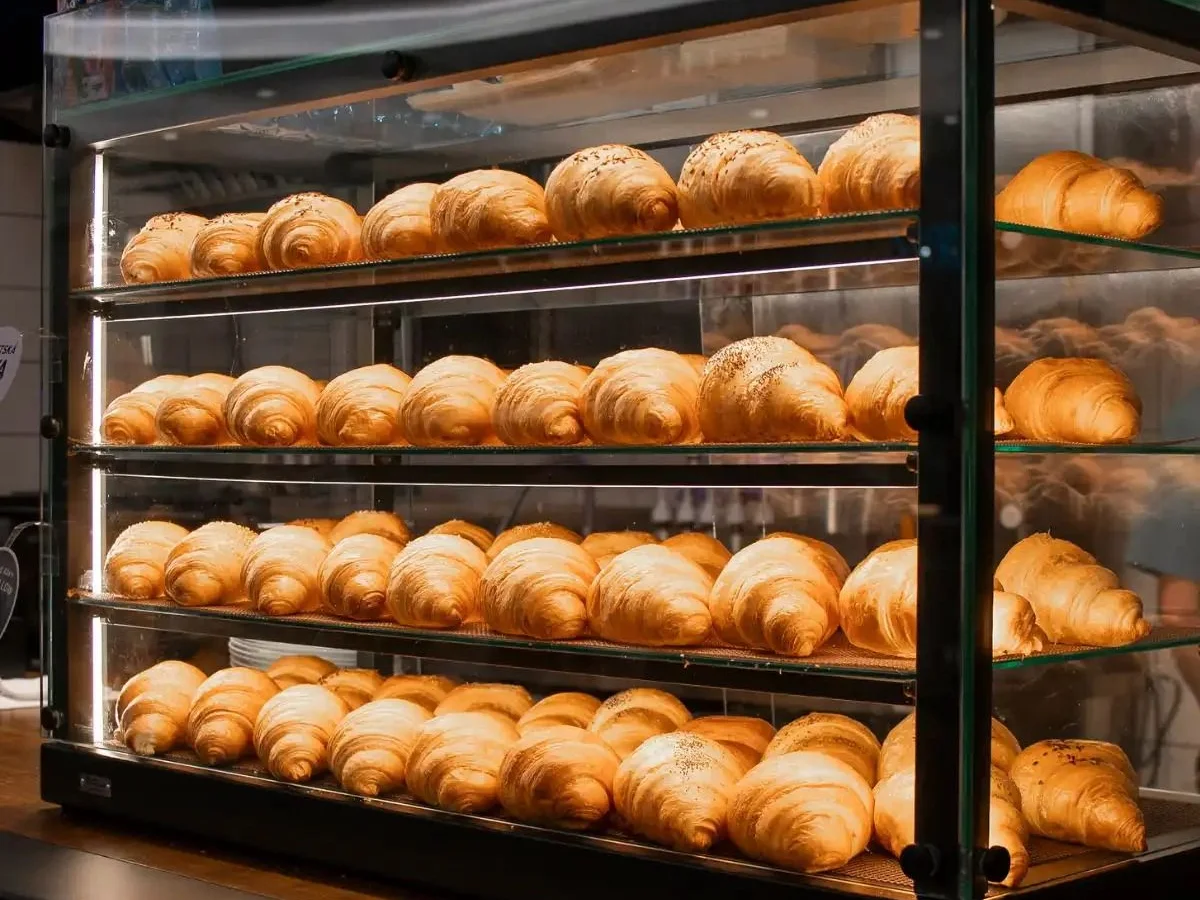 Vitrína s čerstvě upečenými croissanty