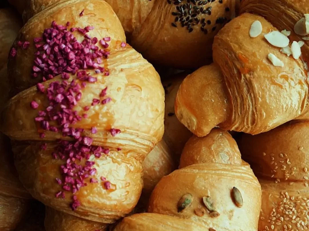 Croissanty s různými posypy připravené k plnění