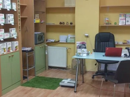 Interiér mikrokonceptu - regály s produkty a poradenský stůl