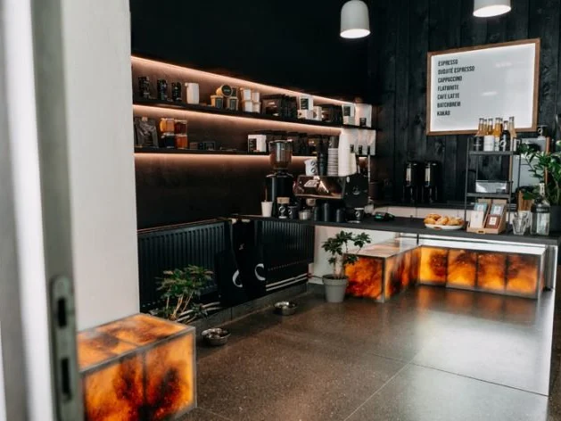 Zlín, Zarámí - bar s kávovarem a podsvícenými pulty