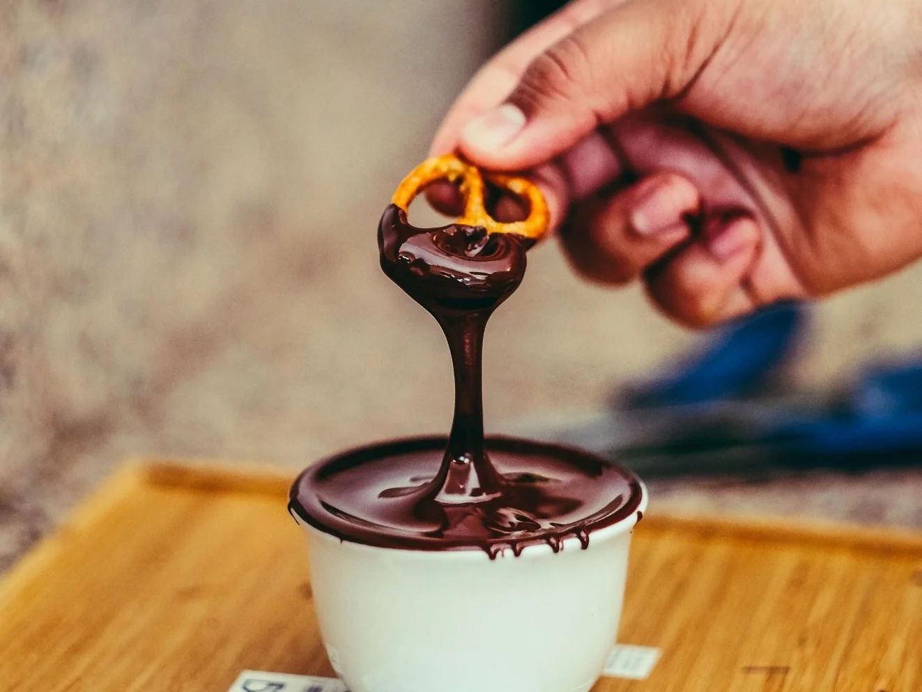 Čokoládové fondue - preclík namáčený v teplé belgické čokoládě