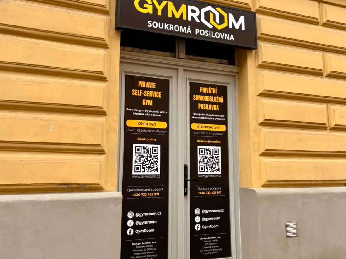 Vstup pobočky GymRoom Smíchov s označením Soukromá posilovna