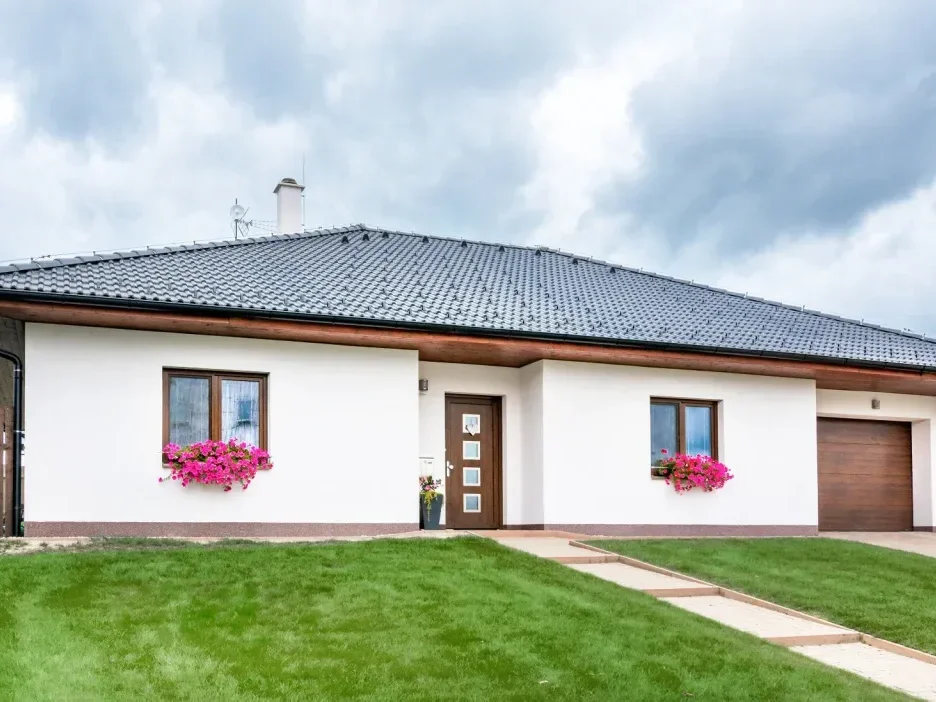 Realizace - rodinný dům s plastovými okny, vchodovými dveřmi a garážovými vraty