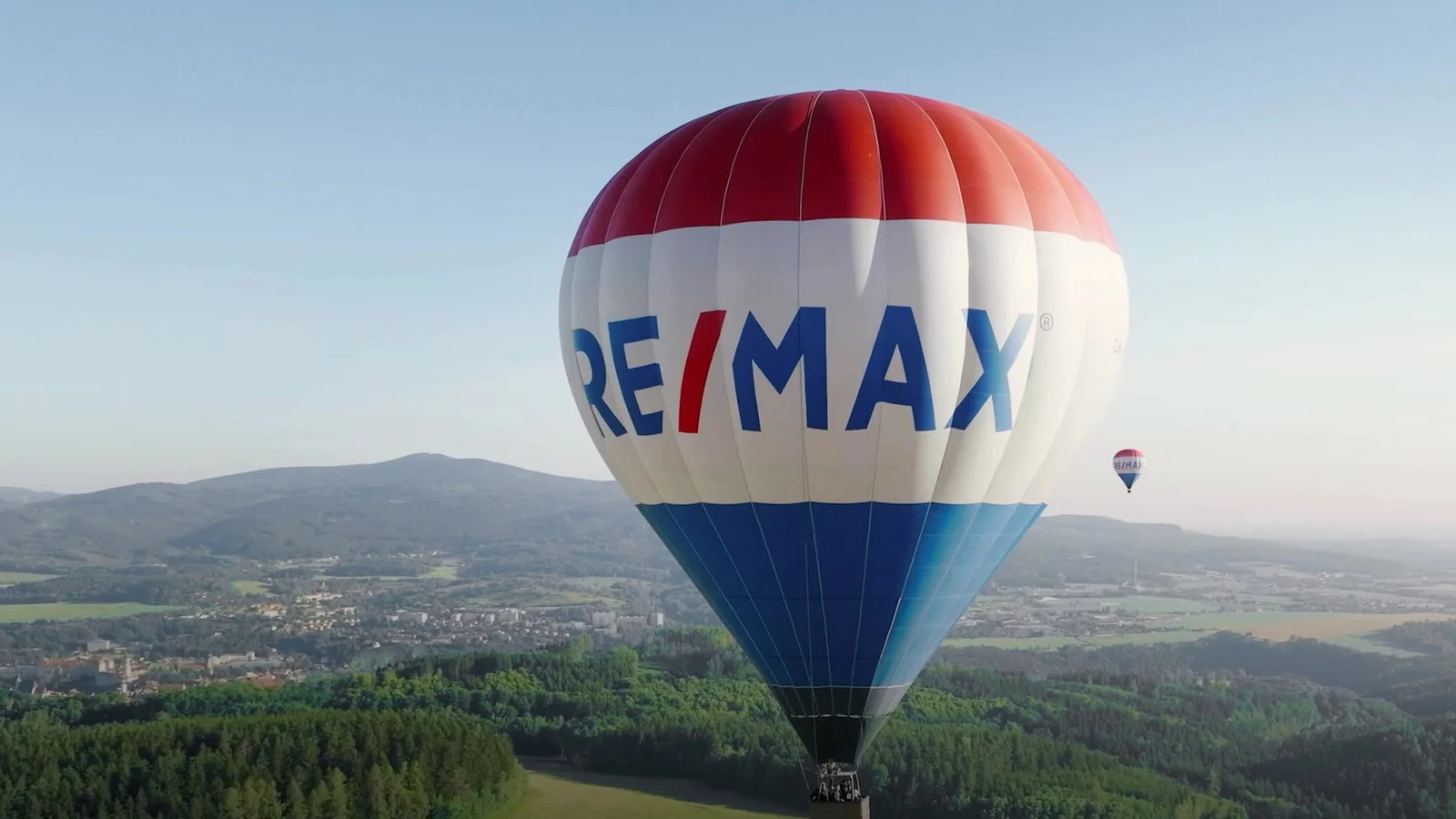 Balón REMAX nad krajinou