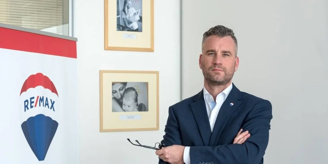 Kancelář REMAX s firemním rollupem