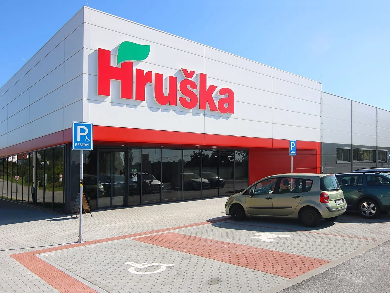Novostavba prodejny Hruška s parkovištěm před vstupem