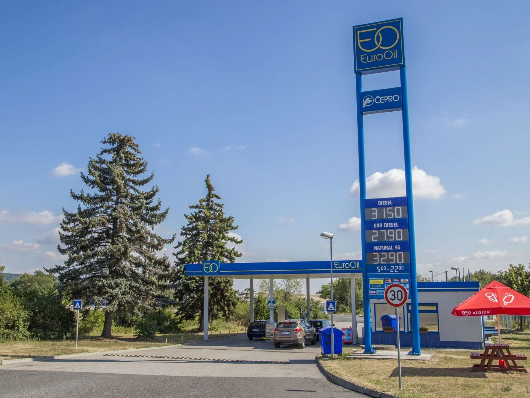 Čerpací stanice EuroOil s cenovým totemem a venkovním posezením