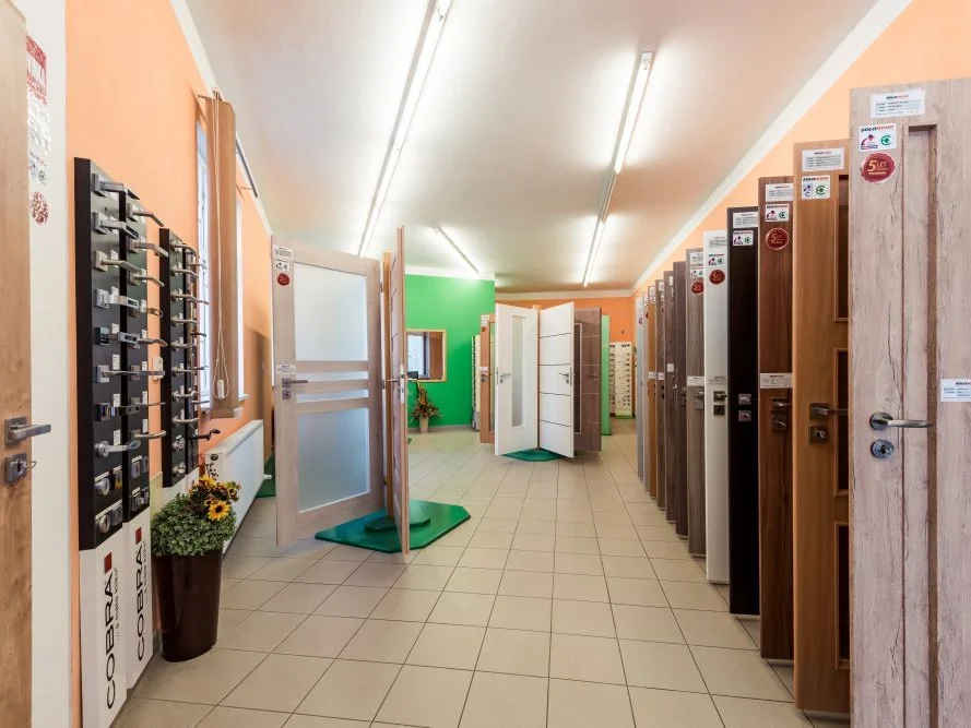 Prodejna Solodoor v Sušici, vzorkové dveře a kování