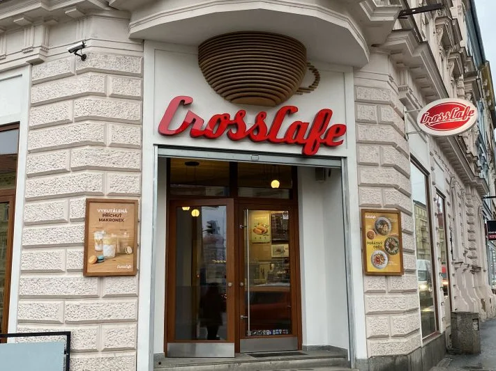 Vstup do rohové kavárny CrossCafe v historické budově