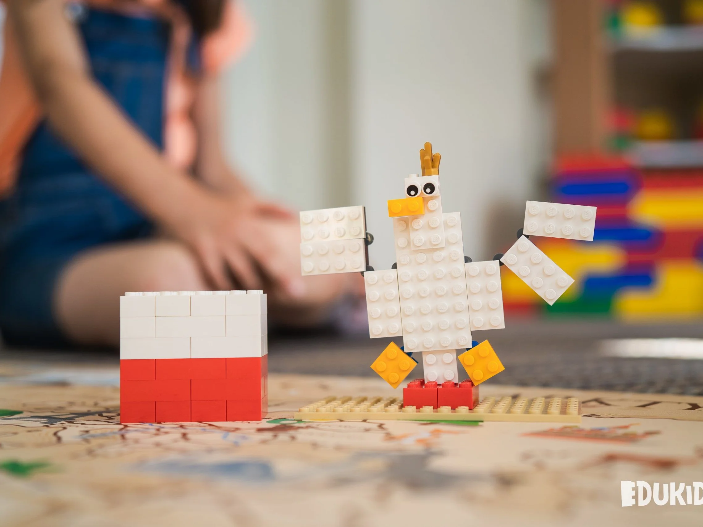 Postavený orel a polská vlajka z kostek LEGO na workshopu
